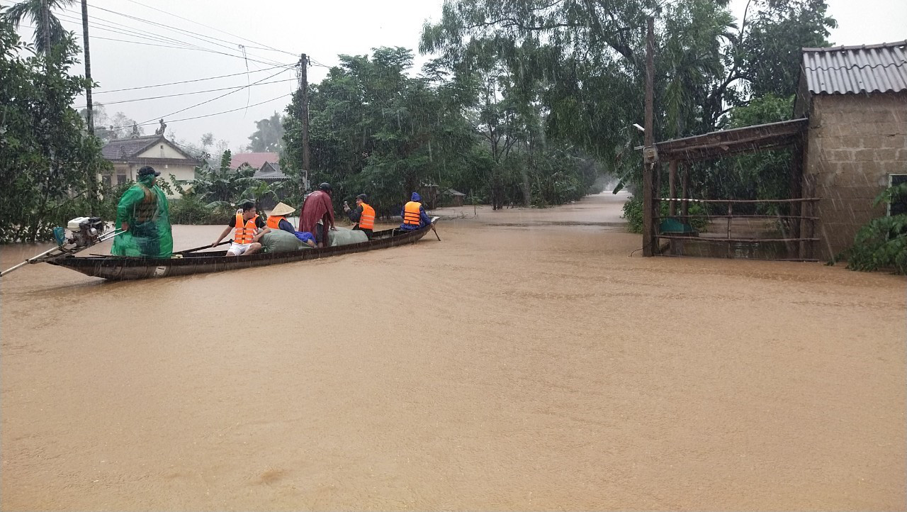  Huế- Quảng Trị:  Lũ lớn quay lại, người d&acirc;n b&igrave; b&otilde;m trong biển nước  - Ảnh 14.