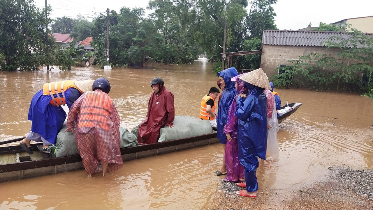  Huế- Quảng Trị:  Lũ lớn quay lại, người d&acirc;n b&igrave; b&otilde;m trong biển nước  - Ảnh 15.