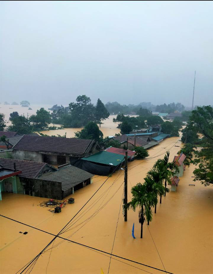  Huế- Quảng Trị:  Lũ lớn quay lại, người d&acirc;n b&igrave; b&otilde;m trong biển nước  - Ảnh 16.