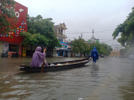  Huế- Quảng Trị:  Lũ lớn quay lại, người d&acirc;n b&igrave; b&otilde;m trong biển nước  - Ảnh 1.