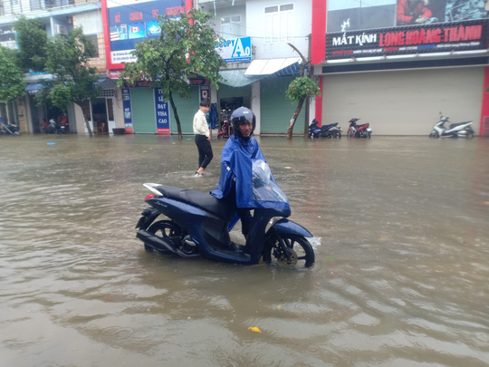  Huế- Quảng Trị:  Lũ lớn quay lại, người d&acirc;n b&igrave; b&otilde;m trong biển nước  - Ảnh 2.