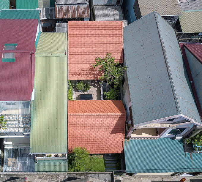 Ngôi nhà có cầu thang ôm cây - Ảnh 1.