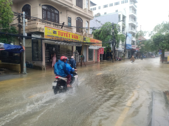  Huế- Quảng Trị:  Lũ lớn quay lại, người d&acirc;n b&igrave; b&otilde;m trong biển nước  - Ảnh 3.