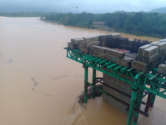  Huế- Quảng Trị:  Lũ lớn quay lại, người d&acirc;n b&igrave; b&otilde;m trong biển nước  - Ảnh 6.
