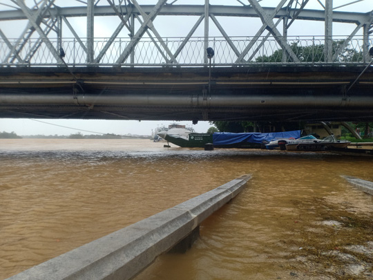  Huế- Quảng Trị:  Lũ lớn quay lại, người d&acirc;n b&igrave; b&otilde;m trong biển nước  - Ảnh 7.