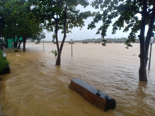  Huế- Quảng Trị:  Lũ lớn quay lại, người d&acirc;n b&igrave; b&otilde;m trong biển nước  - Ảnh 8.