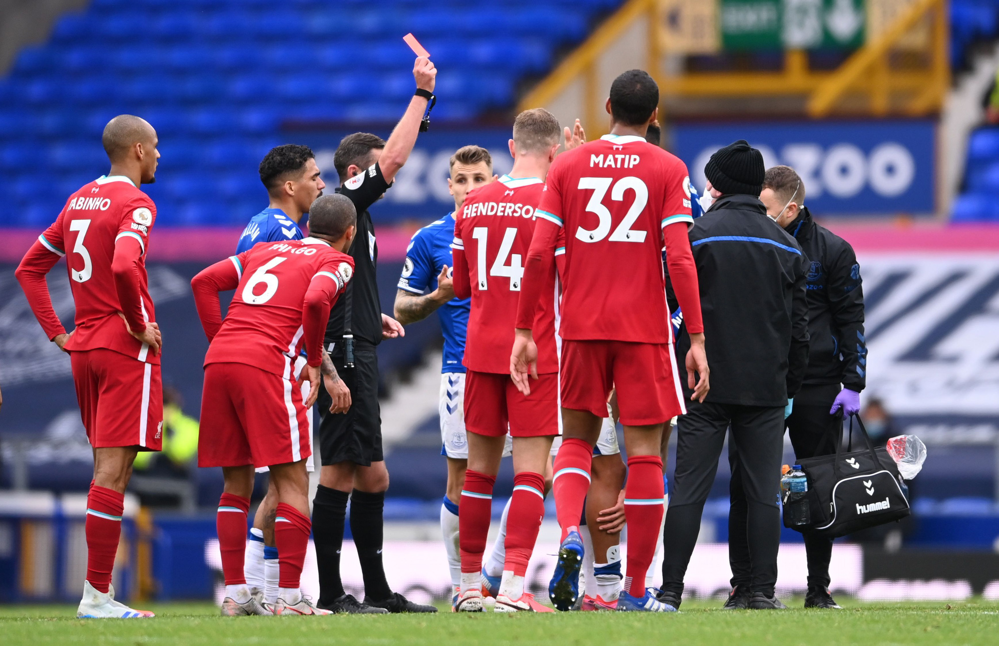 Liverpool sốc: Van Dijk chấn thương cực nặng, nghỉ thi đấu hết m&ugrave;a - Ảnh 7.