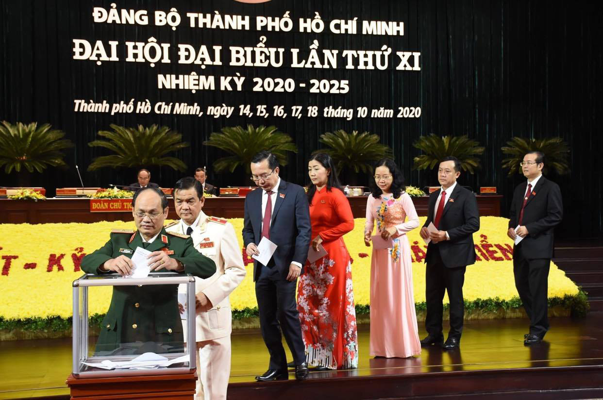 Đại hội Đảng bộ TP HCM khóa XI ủng hộ đồng bào bị bão lũ miền Trung