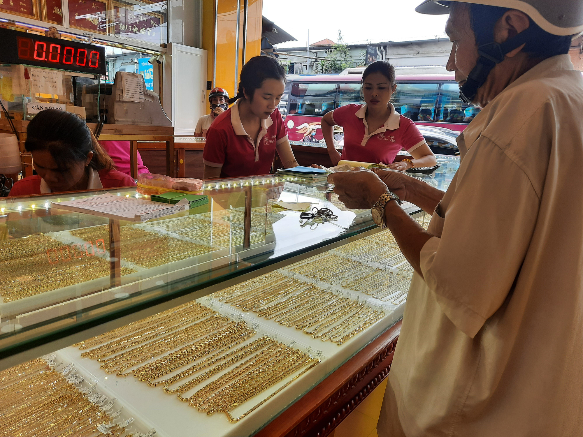 Giá vàng hôm nay 18-10: Vàng SJC có thể tăng mạnh những ngày tới - Ảnh 1.