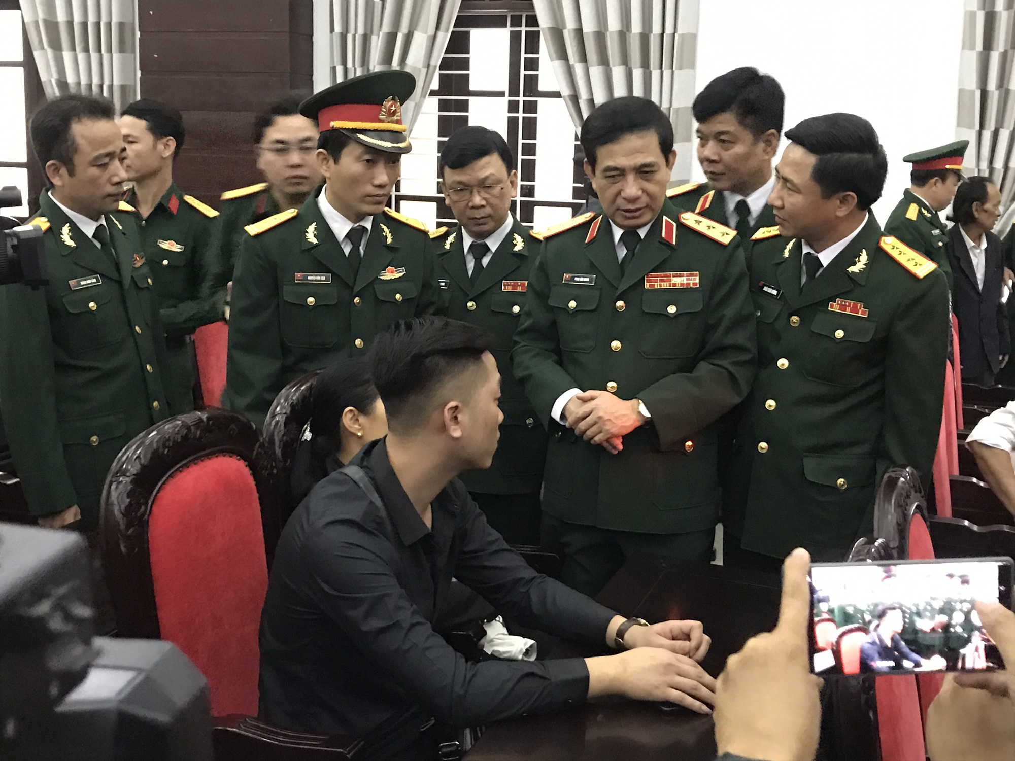 Gặp mặt th&acirc;n nh&acirc;n 13 liệt sĩ hy sinh ở R&agrave;o Trăng 3: Sẽ giải quyết hết nguyện vọng của th&acirc;n nh&acirc;n liệt sỹ - Ảnh 2.