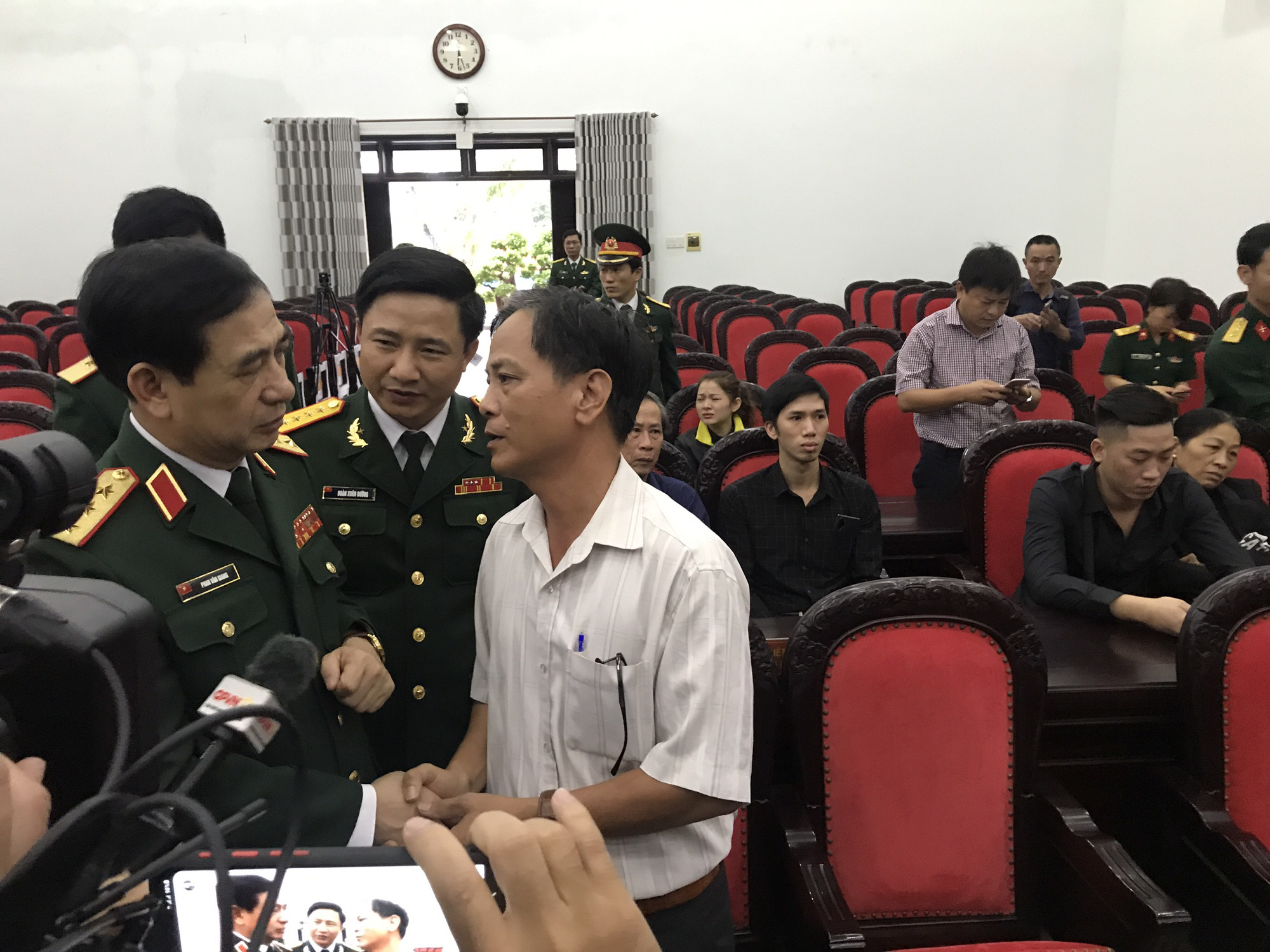 Gặp mặt thân nhân 13 liệt sĩ hy sinh ở Rào Trăng 3: Sẽ giải quyết hết nguyện vọng của thân nhân liệt sỹ