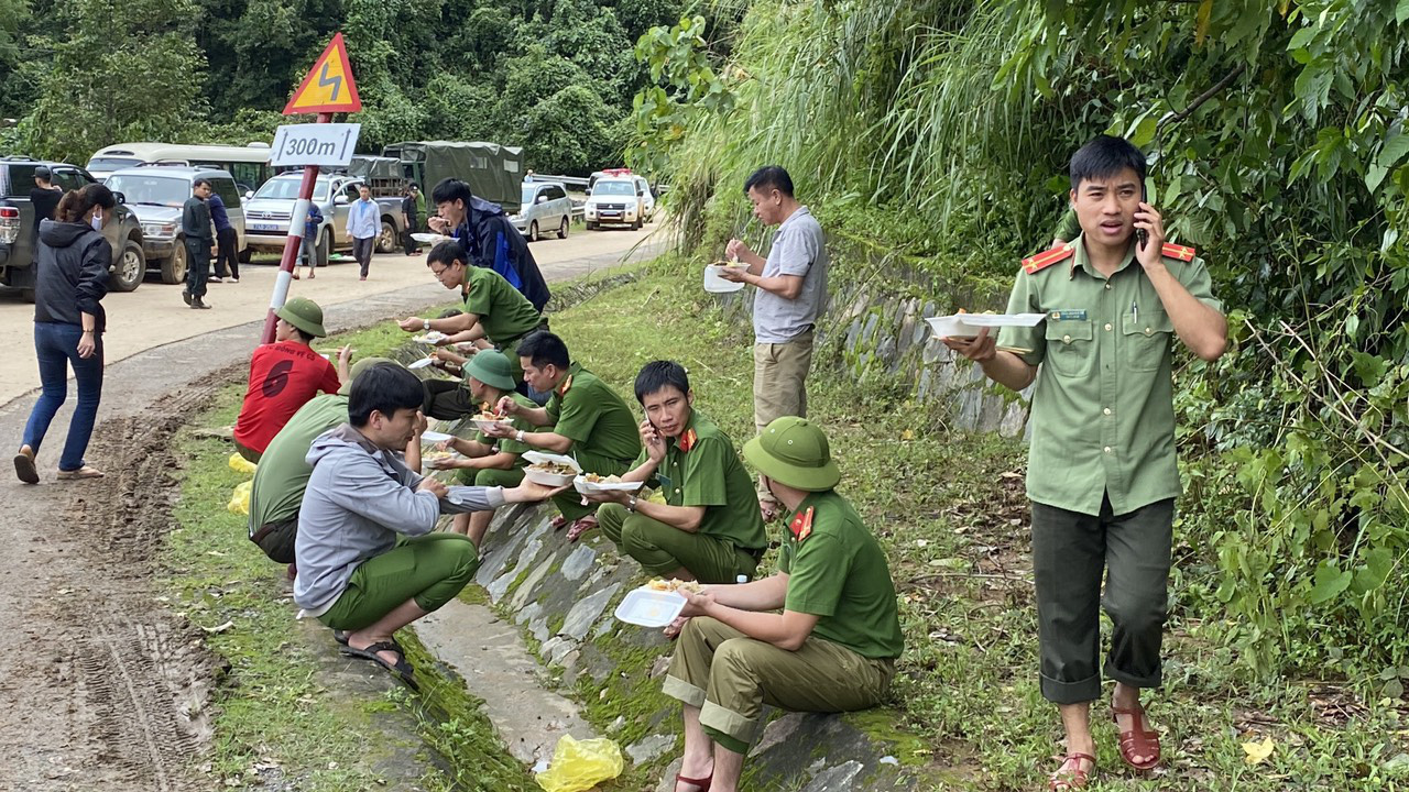 Sạt lở kinh hoàng tuyến đường vào nơi 22 cán bộ, chiến sĩ sư đoàn 337 gặp nạn - Ảnh 13.