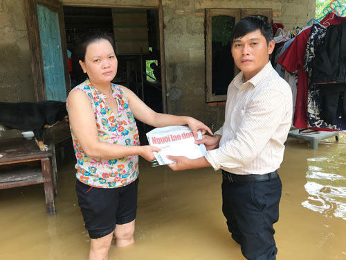 B&aacute;o Người Lao Động đến với người d&acirc;n v&ugrave;ng lũ Thừa Thi&ecirc;n - Huế - Ảnh 1.