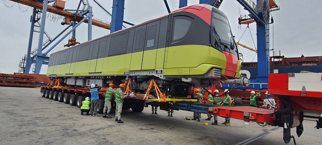 Cận cảnh đo&agrave;n t&agrave;u đầu ti&ecirc;n tuyến metro Nhổn-ga H&agrave; Nội về tới cảng Hải Ph&ograve;ng - Ảnh 1.
