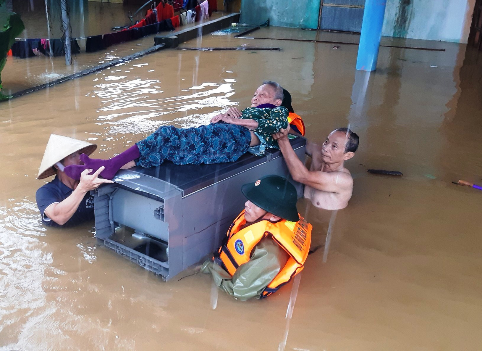 Lũ lịch sử ở Quảng Bình: Lật đò khi chạy lũ, 2 người tử vong