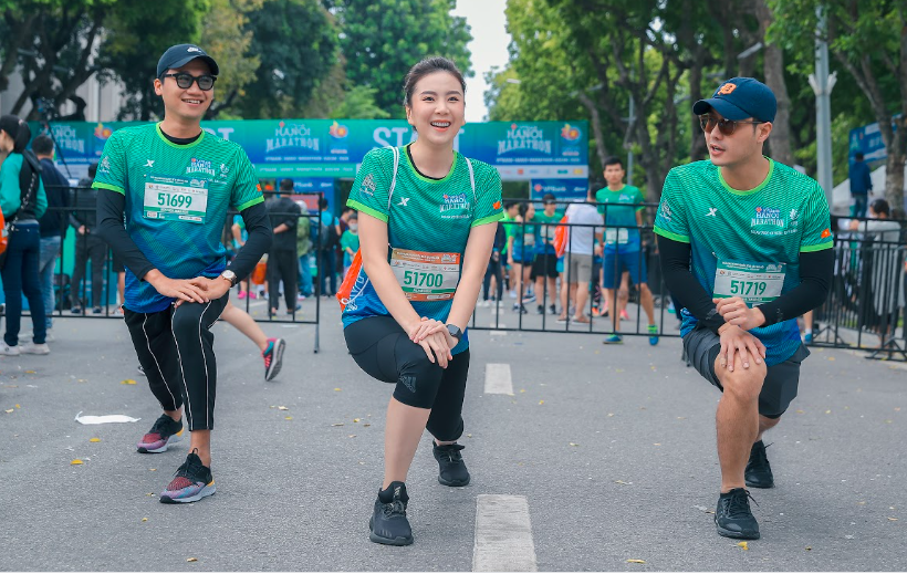 Diễn vi&ecirc;n Xu&acirc;n Nghị, Thanh Sơn lần đầu chạy thi c&ugrave;ng hot girl thời tiết Mai Ngọc của VTV - Ảnh 3.