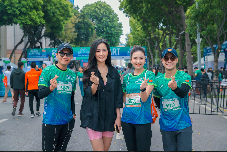 Diễn vi&ecirc;n Xu&acirc;n Nghị, Thanh Sơn lần đầu chạy thi c&ugrave;ng hot girl thời tiết Mai Ngọc của VTV - Ảnh 6.
