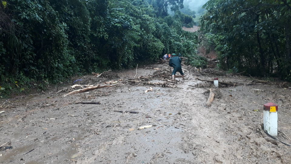 [VIDEO]: Băng rừng v&agrave;o cứu nạn 22 c&aacute;n bộ, chiến sĩ thuộc sư đo&agrave;n 337 nghi bị v&ugrave;i lấp - Ảnh 4.