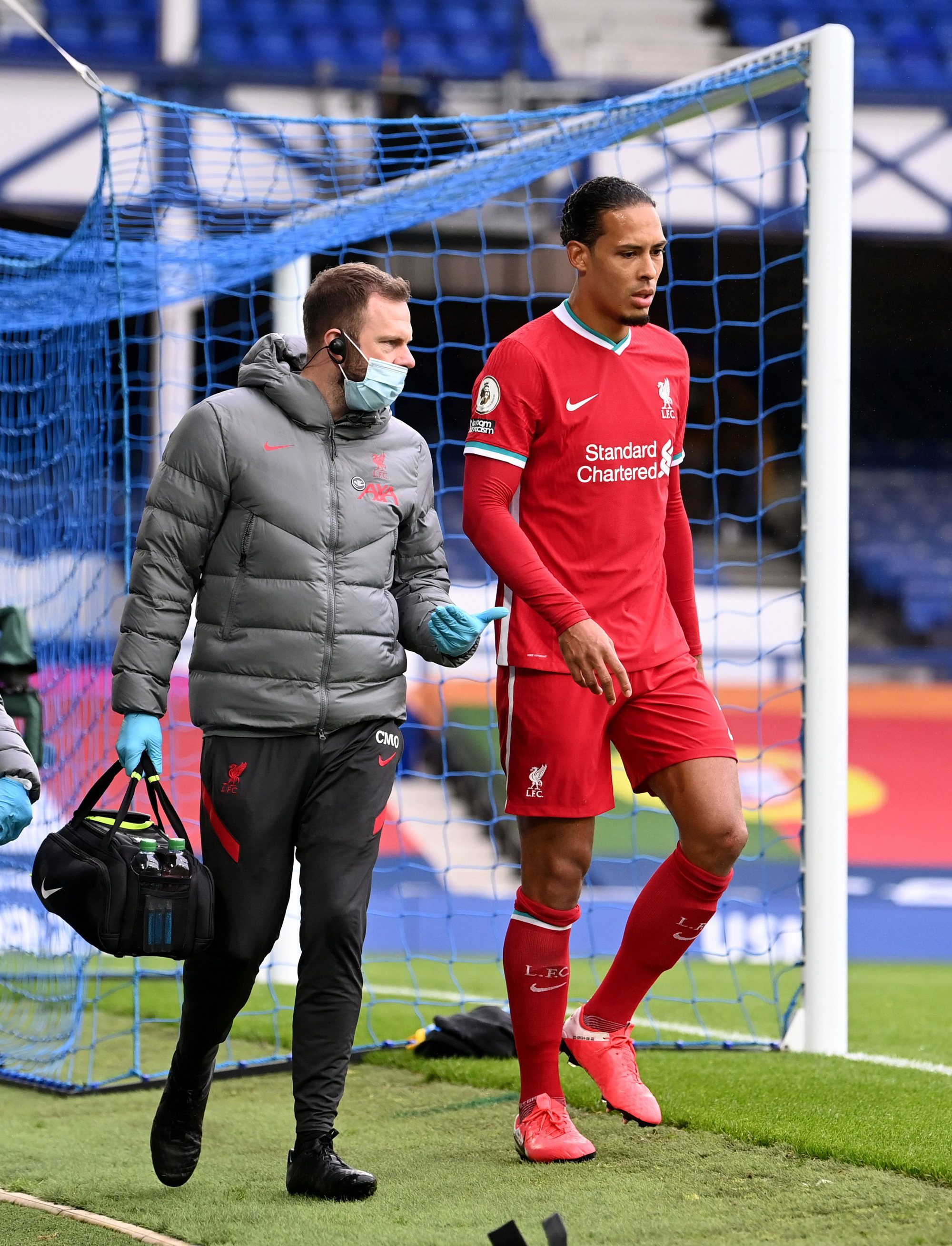 Liverpool sốc: Van Dijk chấn thương cực nặng, nghỉ thi đấu hết m&ugrave;a - Ảnh 3.