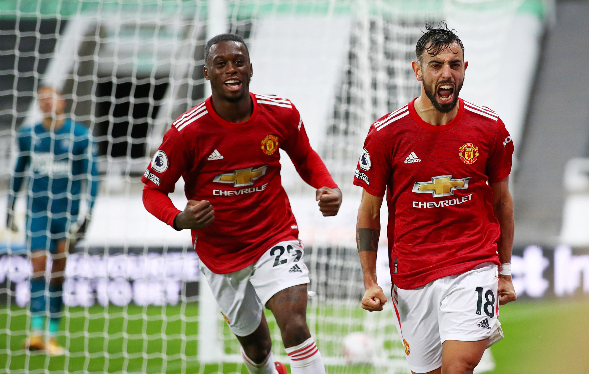 Nghiệt ngã đá phản, Man United ngược dòng ngoạn mục ở St.James’ Park