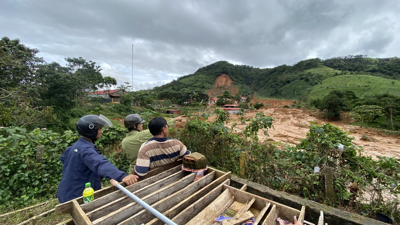 Toàn cảnh vụ sạt lở khiến 22 cán bộ, chiến sĩ bị vùi lấp ở Quảng Trị - Ảnh 5.