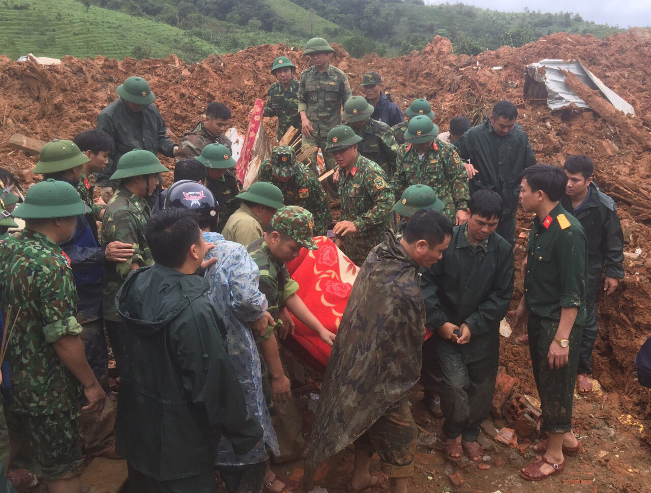 Truy tặng Huân chương Bảo vệ Tổ quốc cho 22 cán bộ, chiến sĩ hy sinh tại Quảng Trị