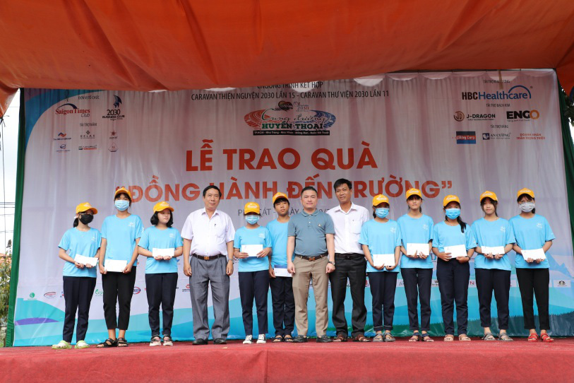 Caravan “Cung đường huyền thoại” đồng hành đến trường - Ảnh 1.