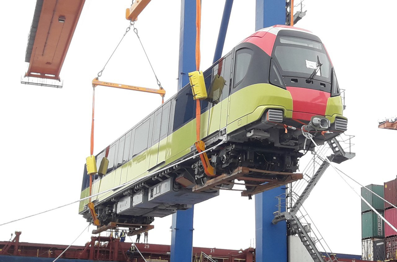 Cận cảnh đoàn tàu đầu tiên tuyến metro Nhổn-ga Hà Nội về tới cảng Hải Phòng