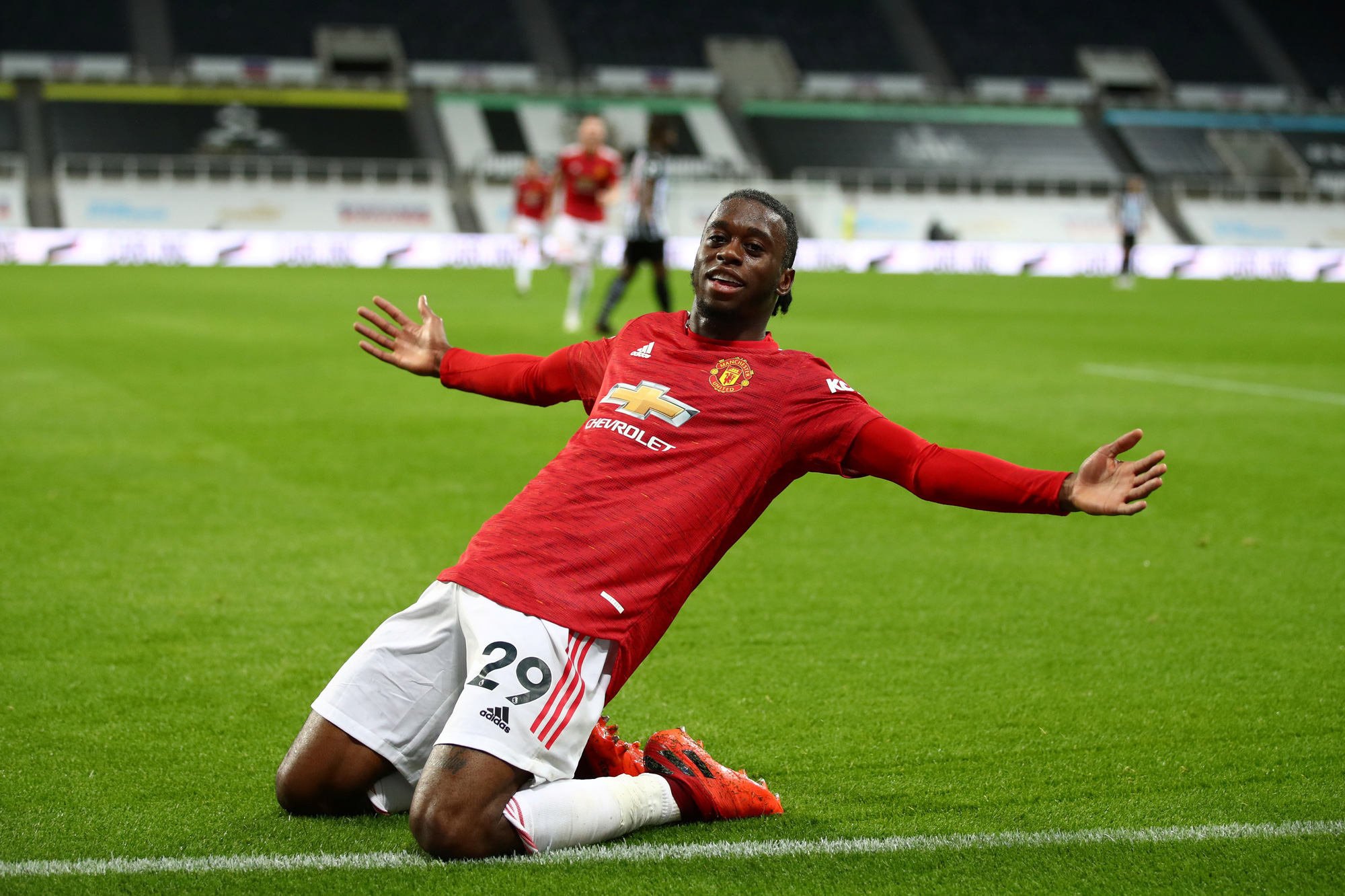 Nghiệt ngã đá phản, Man United ngược dòng ngoạn mục ở St.James’ Park - Ảnh 5.