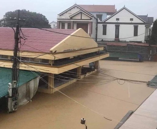 Quảng B&igrave;nh: Lũ lụt kinh ho&agrave;ng, ngập tới n&oacute;c nhiều căn nh&agrave; - Ảnh 8.