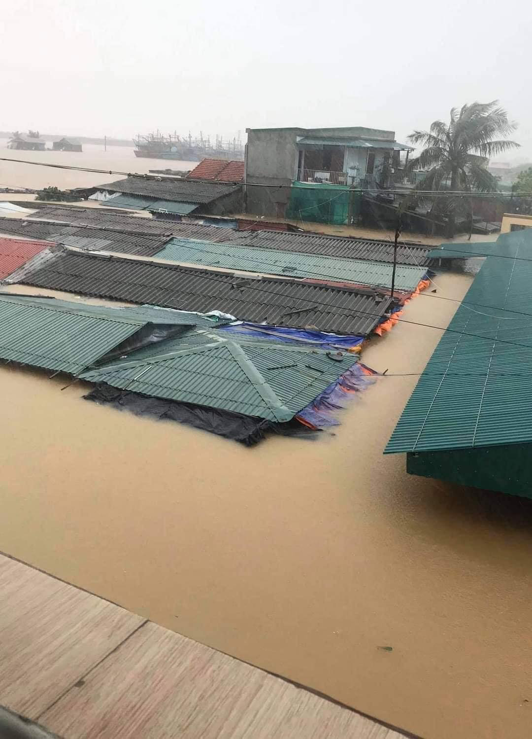 Quảng B&igrave;nh: Lũ lụt kinh ho&agrave;ng, ngập tới n&oacute;c nhiều căn nh&agrave; - Ảnh 6.