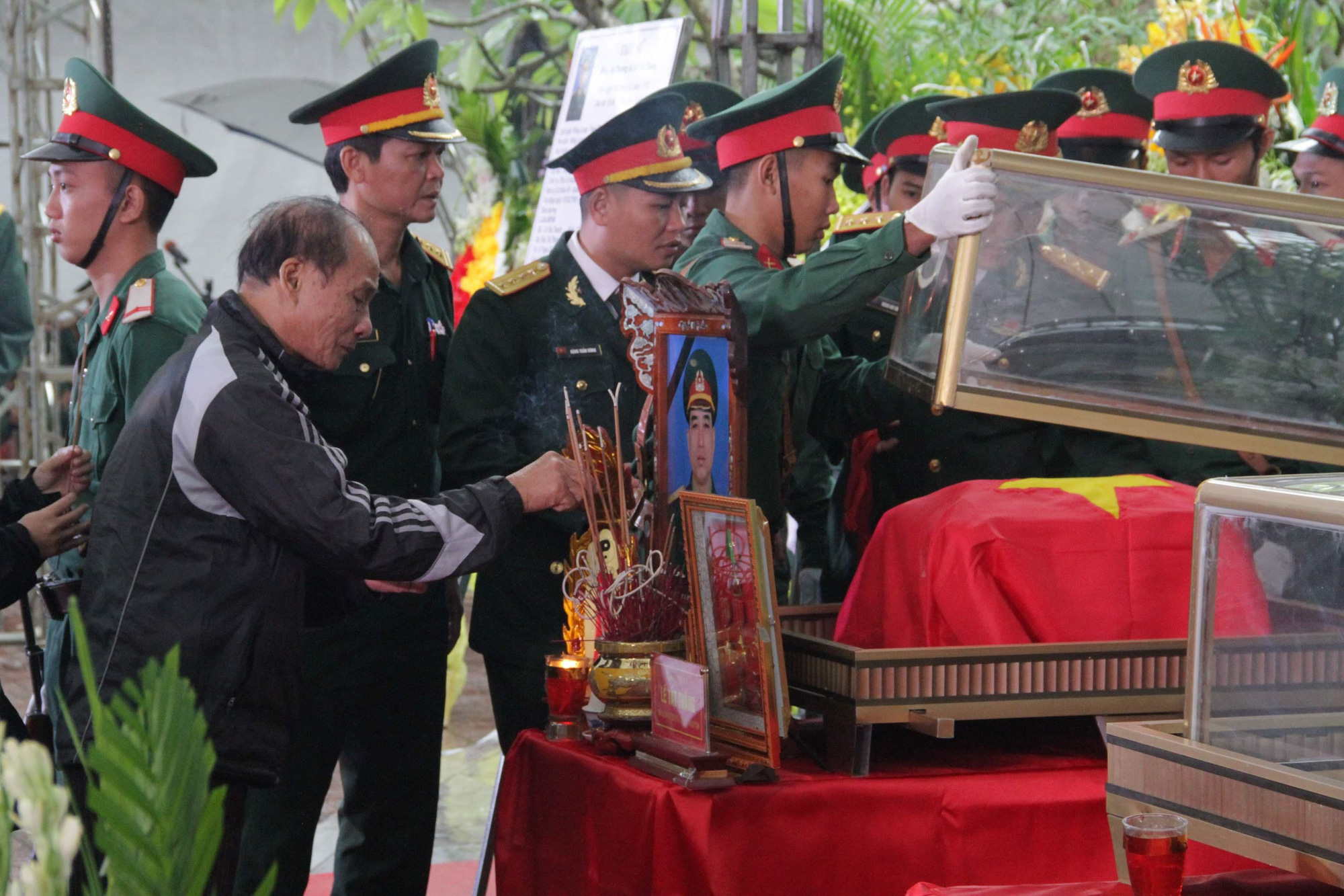 X&uacute;c động h&agrave;ng ng&agrave;n người d&acirc;n xứ Nghệ dầm mưa tiễn biệt 3 liệt sĩ hi sinh ở R&agrave;o Trăng 3 - Ảnh 4.
