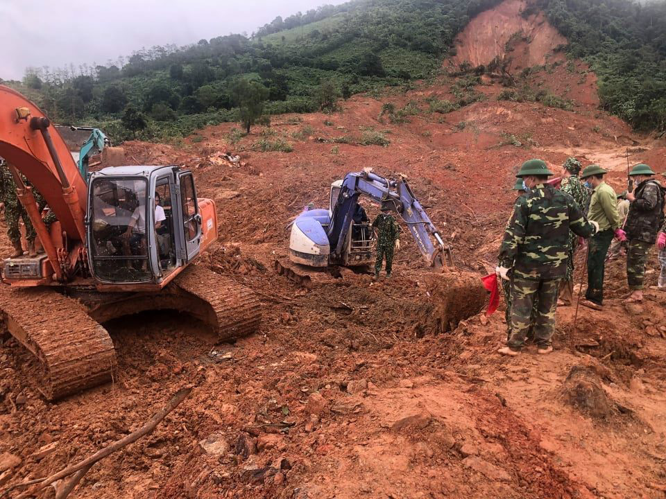 T&igrave;m thấy 3 thi thể cuối c&ugrave;ng vụ 22 c&aacute;n bộ, chiến sĩ bị sạt lở n&uacute;i v&ugrave;i lấp ở Quảng Trị - Ảnh 6.