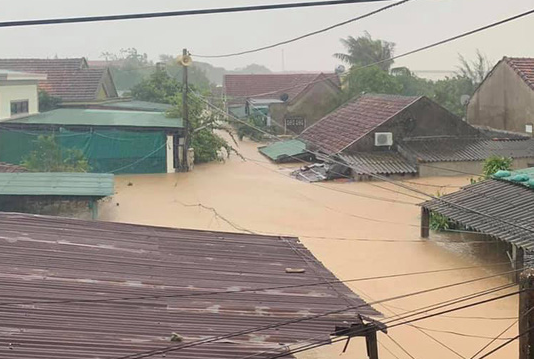 Quảng B&igrave;nh: Lũ lụt kinh ho&agrave;ng, ngập tới n&oacute;c nhiều căn nh&agrave; - Ảnh 5.