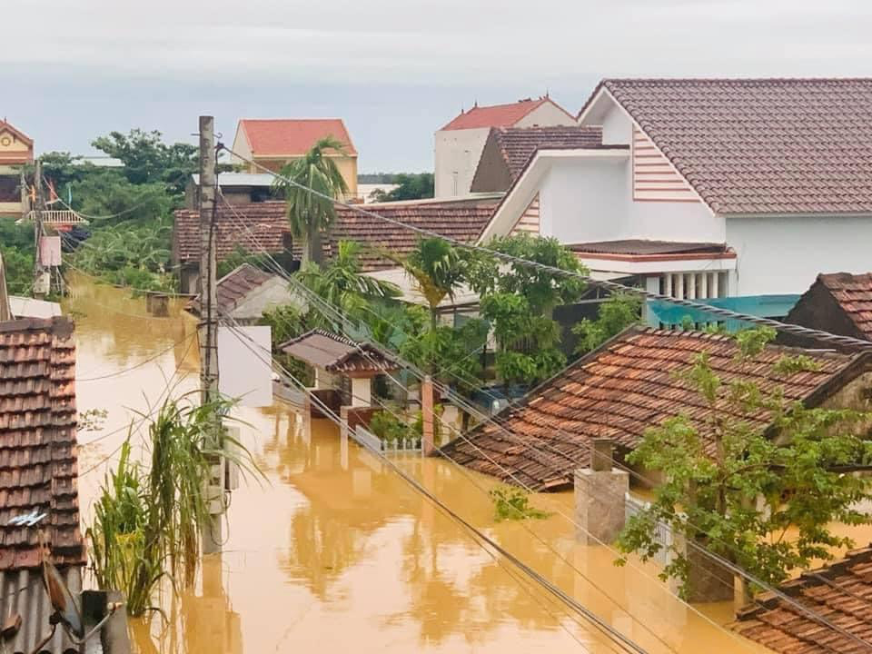 Quảng Bình: Lũ lụt kinh hoàng, ngập tới nóc nhiều căn nhà