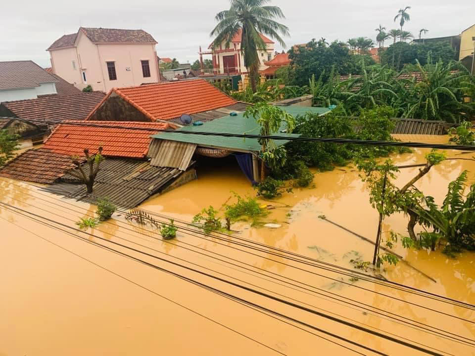 Quảng B&igrave;nh: Lũ lụt kinh ho&agrave;ng, ngập tới n&oacute;c nhiều căn nh&agrave; - Ảnh 11.