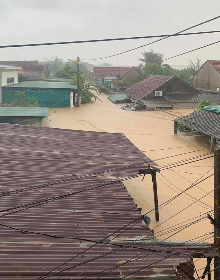 Quảng B&igrave;nh: Lũ lụt kinh ho&agrave;ng, ngập tới n&oacute;c nhiều căn nh&agrave; - Ảnh 2.