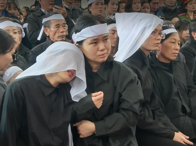 X&uacute;c động h&agrave;ng ng&agrave;n người d&acirc;n xứ Nghệ dầm mưa tiễn biệt 3 liệt sĩ hi sinh ở R&agrave;o Trăng 3 - Ảnh 5.