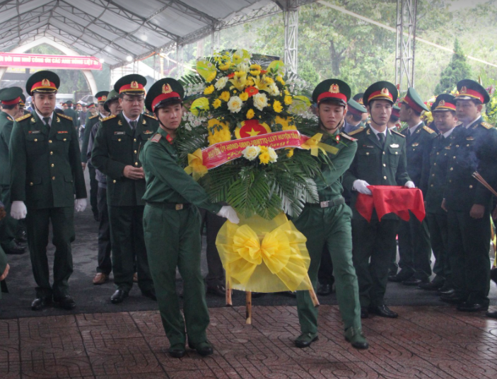 X&uacute;c động h&agrave;ng ng&agrave;n người d&acirc;n xứ Nghệ dầm mưa tiễn biệt 3 liệt sĩ hi sinh ở R&agrave;o Trăng 3 - Ảnh 7.