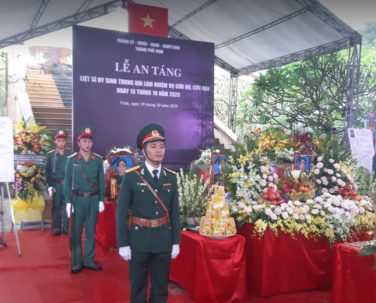 X&uacute;c động h&agrave;ng ng&agrave;n người d&acirc;n xứ Nghệ dầm mưa tiễn biệt 3 liệt sĩ hi sinh ở R&agrave;o Trăng 3 - Ảnh 11.