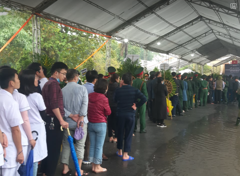 X&uacute;c động h&agrave;ng ng&agrave;n người d&acirc;n xứ Nghệ dầm mưa tiễn biệt 3 liệt sĩ hi sinh ở R&agrave;o Trăng 3 - Ảnh 10.