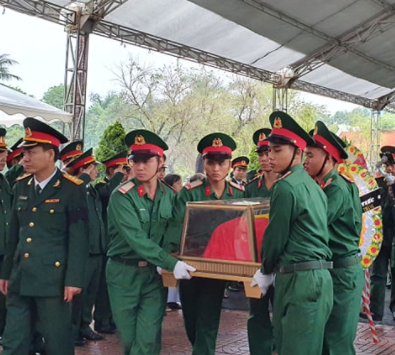 X&uacute;c động h&agrave;ng ng&agrave;n người d&acirc;n xứ Nghệ dầm mưa tiễn biệt 3 liệt sĩ hi sinh ở R&agrave;o Trăng 3 - Ảnh 3.