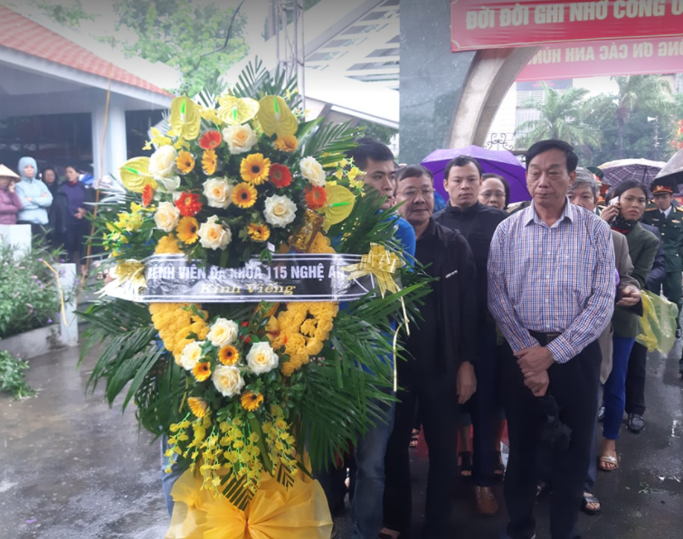 X&uacute;c động h&agrave;ng ng&agrave;n người d&acirc;n xứ Nghệ dầm mưa tiễn biệt 3 liệt sĩ hi sinh ở R&agrave;o Trăng 3 - Ảnh 9.