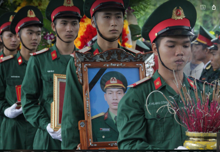 X&uacute;c động h&agrave;ng ng&agrave;n người d&acirc;n xứ Nghệ dầm mưa tiễn biệt 3 liệt sĩ hi sinh ở R&agrave;o Trăng 3 - Ảnh 2.
