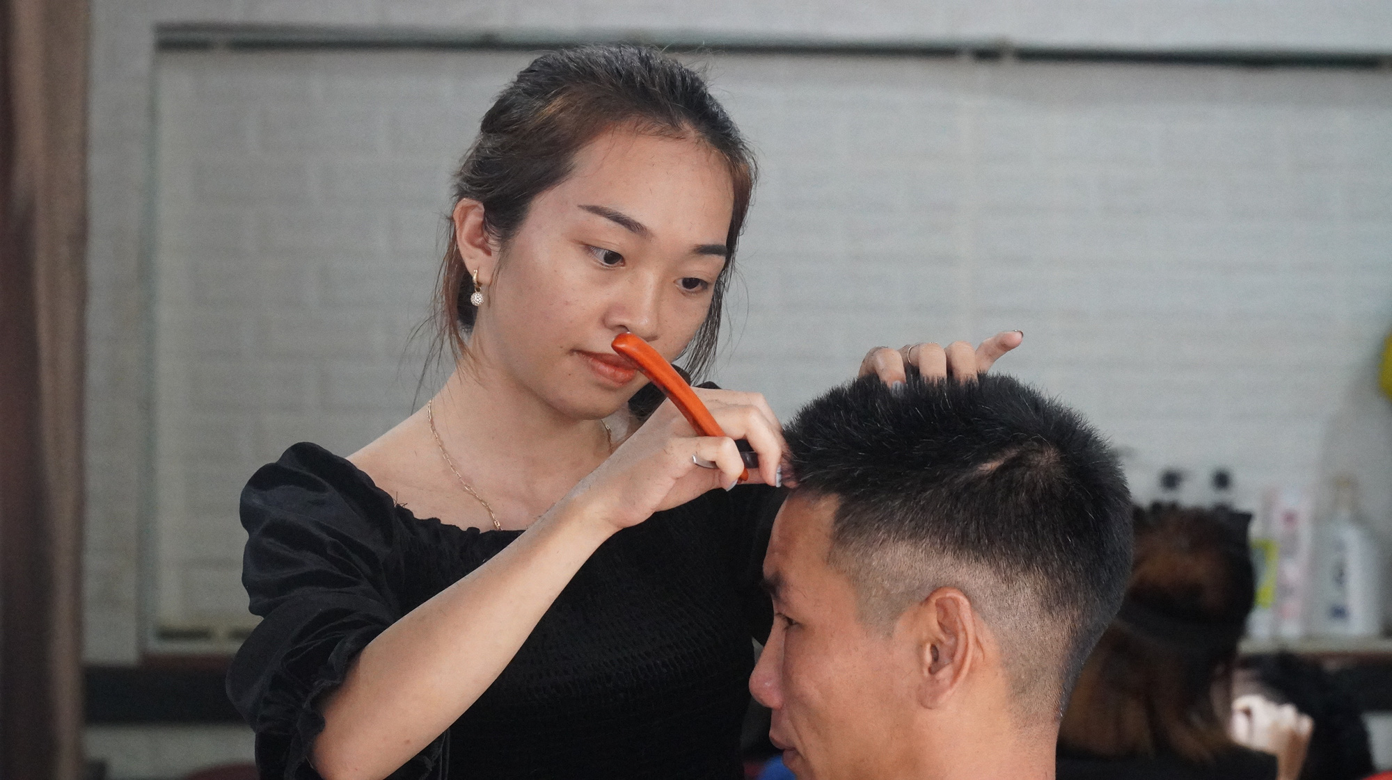 Cô gái 23 tuổi mở tiệm hớt tóc, dành toàn bộ tiền ủng hộ người dân vùng lũ - Ảnh 4.