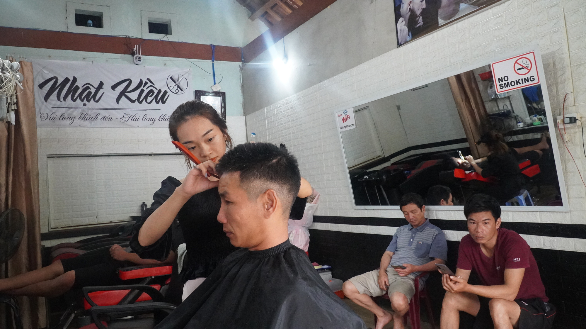 Cô gái 23 tuổi mở tiệm hớt tóc, dành toàn bộ tiền ủng hộ người dân vùng lũ - Ảnh 3.
