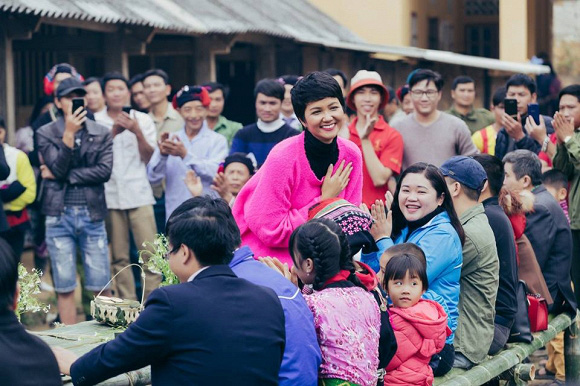 Hoa hậu H'hen Niê bật khóc khi bị chỉ trích làm từ thiện keo kiệt