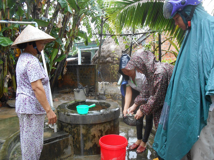 Bộ Y tế hướng dẫn người d&acirc;n c&aacute;ch xử l&yacute; nước sinh hoạt khi mưa lũ - Ảnh 1.