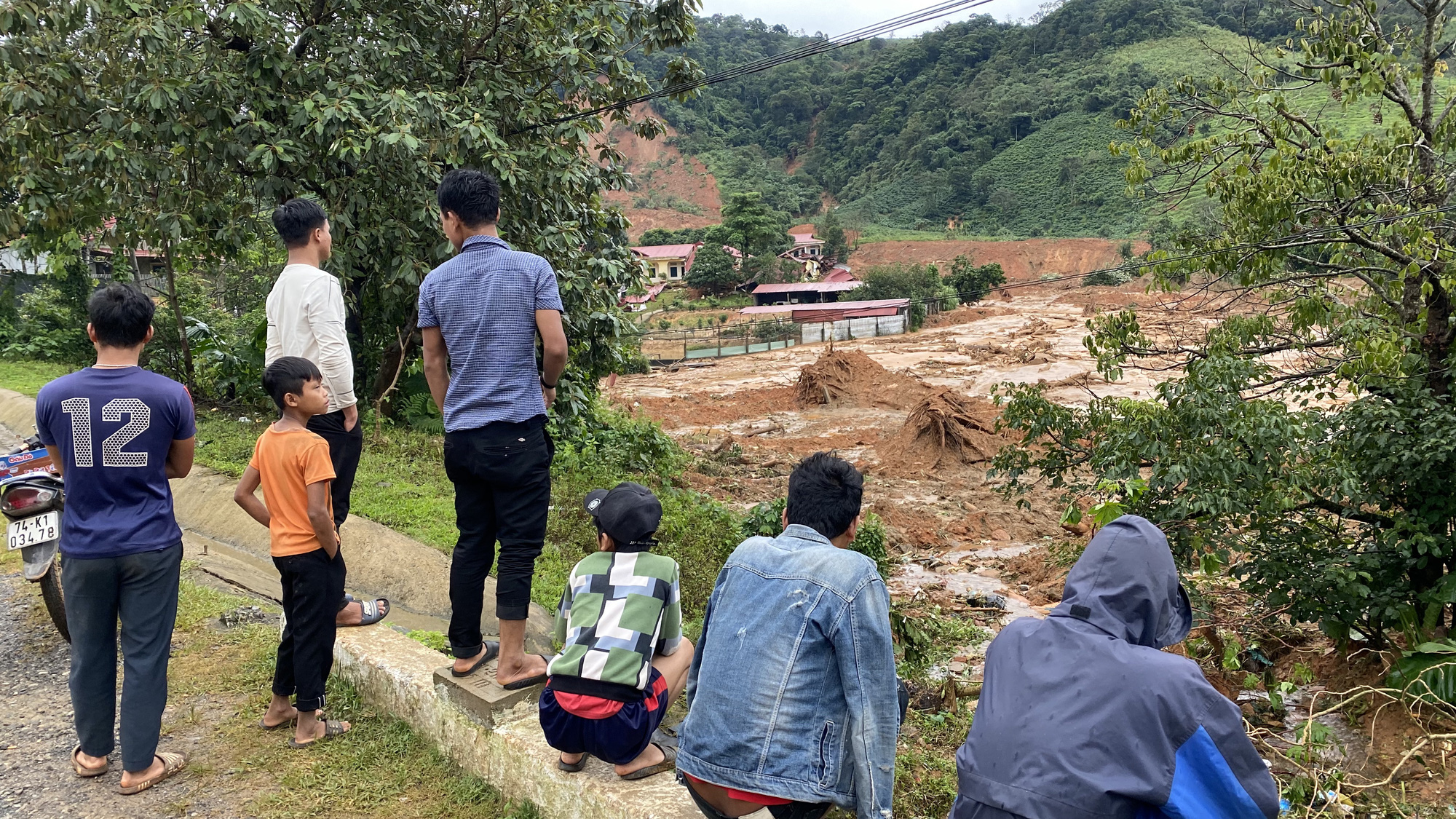 Lực lượng cứu hộ chuy&ecirc;n nghiệp tiếp cận hiện trường 22 c&aacute;n bộ, chiến sĩ bị v&ugrave;i lấp - Ảnh 5.