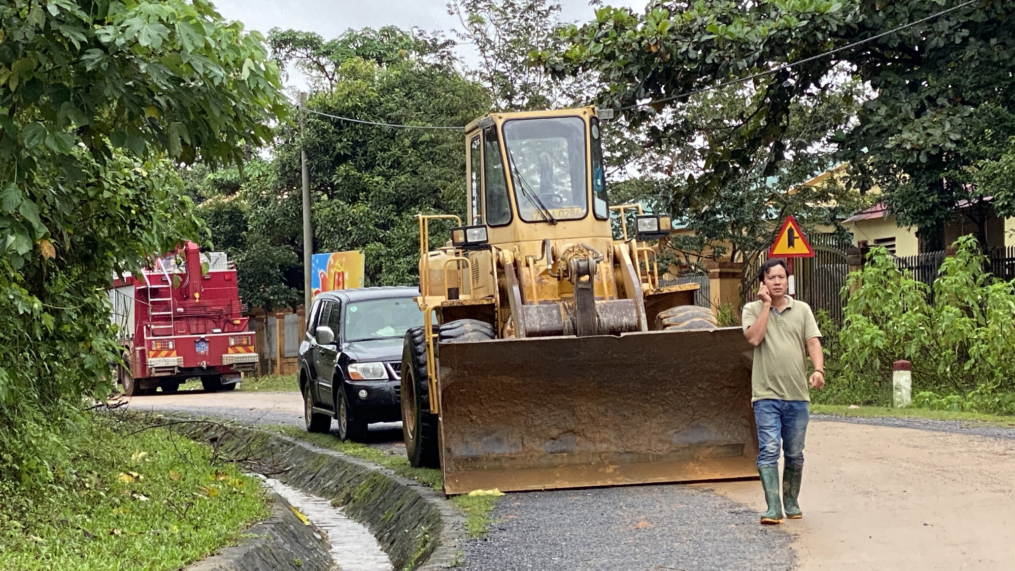 Lực lượng cứu hộ chuy&ecirc;n nghiệp tiếp cận hiện trường 22 c&aacute;n bộ, chiến sĩ bị v&ugrave;i lấp - Ảnh 2.